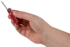 Victorinox Classic Alox Red 0.6221-20R4.KTE1 Knivesandtools Edition, Navaja Suiza -Cuchillería Aventura VT0 6221 20R4 KTE1 06 victorinox scaled