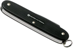 Victorinox Pioneer Alox Black 0.8201.23R4.KTE1 Knivesandtools Edition, Navaja Suiza -Cuchillería Aventura VT0 8201 23R4 KTE1 04 victorinox scaled