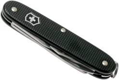 Victorinox Pioneer Alox Black 0.8201.23R4.KTE1 Knivesandtools Edition, Navaja Suiza -Cuchillería Aventura VT0 8201 23R4 KTE1 05 victorinox scaled