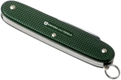 Victorinox Pioneer Alox Green 0.8201.24R4.KTE1 Knivesandtools Edition, Navaja Suiza -Cuchillería Aventura VT0 8201 24R4 KTE1 04 victorinox scaled