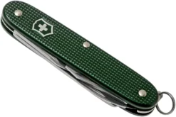Victorinox Pioneer Alox Green 0.8201.24R4.KTE1 Knivesandtools Edition, Navaja Suiza -Cuchillería Aventura VT0 8201 24R4 KTE1 05 victorinox scaled